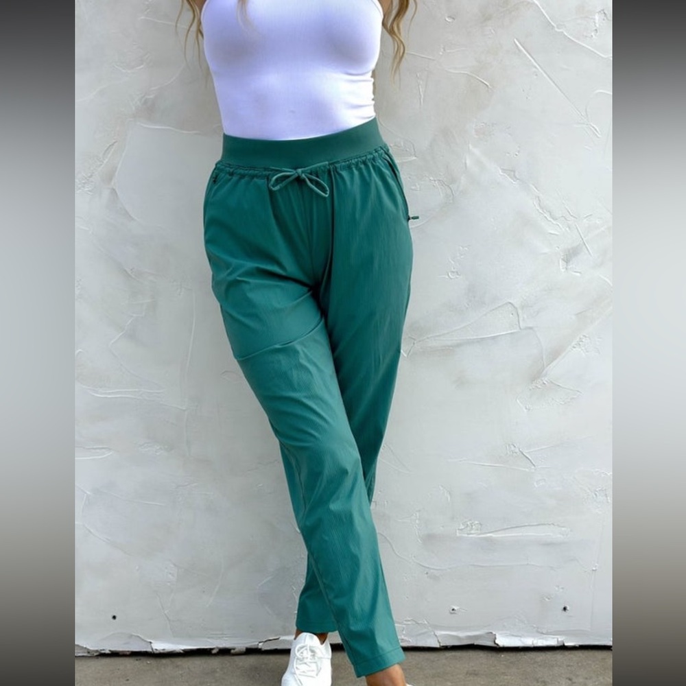 EUC MONO B Size Large in Seagrass Tapered Active Pants